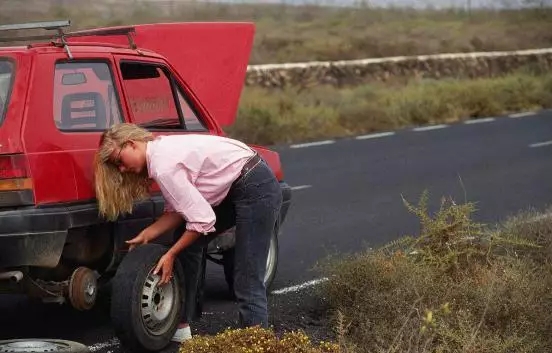 汽車(chē)爆胎怎么辦？你應(yīng)該知道的換胎知識(shí)！