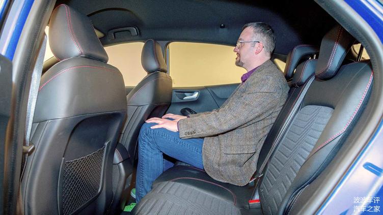 福特發(fā)布PUMA小型SUV官圖，歐式風(fēng)格，造型很有柔和感