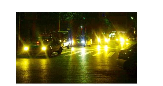 夜晚開車，小心穿了隱身衣的黑衣女子，會吃人！