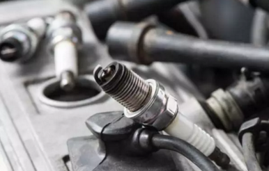 火花塞為什么一換就是4個？只換一個不行嗎