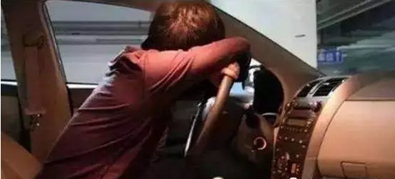 為什么很多人喜歡獨自坐在車里發(fā)呆？